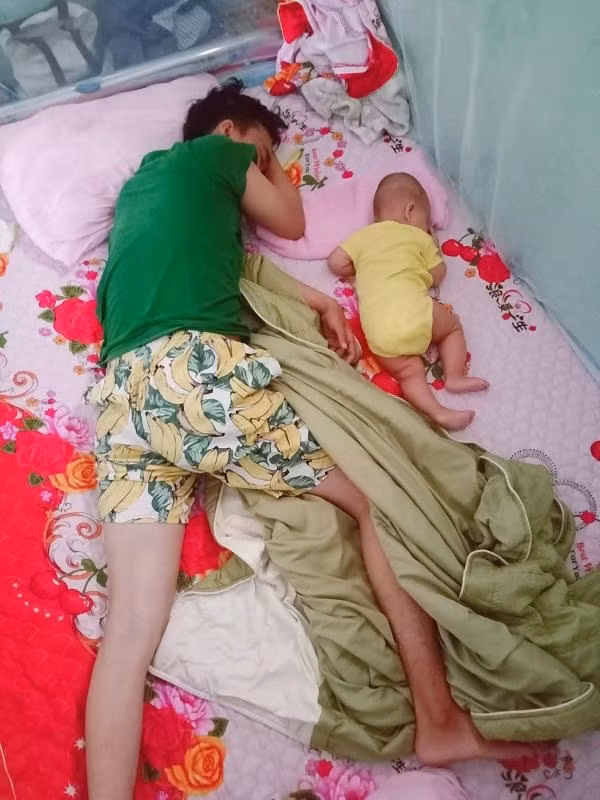 Ở phần bình luận, nhiều bà mẹ đã vừa cười vừa bất lực : ""Đấy, bố con nó giống nhau từ cái móng tay đến nết ăn nết ngủ, mặt như đúc cùng 1 khuôn", "nhiều lúc giận chồng mà nhìn qua con thấy giận nhân 2".