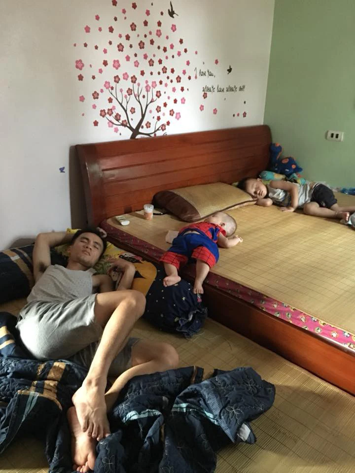 Nhìn dáng ngủ là biết "con nhà tông không giống lông cũng giống cánh".