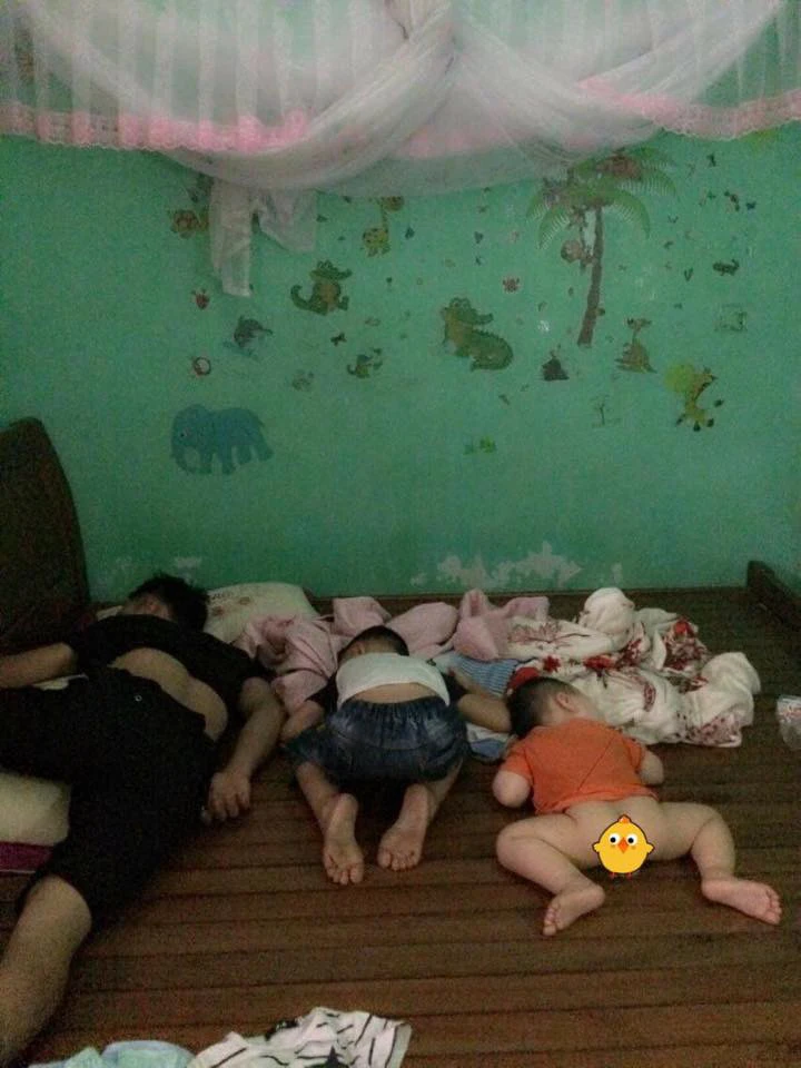 Người mang nặng đẻ đau sinh ra con không thừa hưởng nét nào của mẹ, đến cả dáng ngủ cũng không khác gì bố.