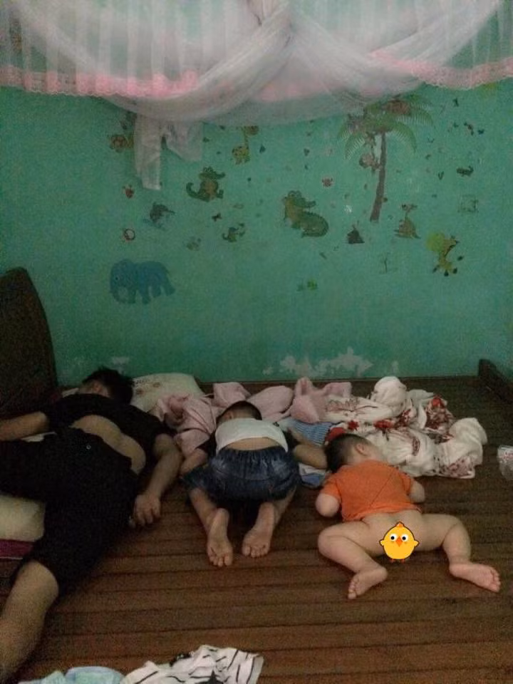 Người mang nặng đẻ đau sinh ra con không thừa hưởng nét nào của mẹ, đến cả dáng ngủ cũng không khác gì bố.