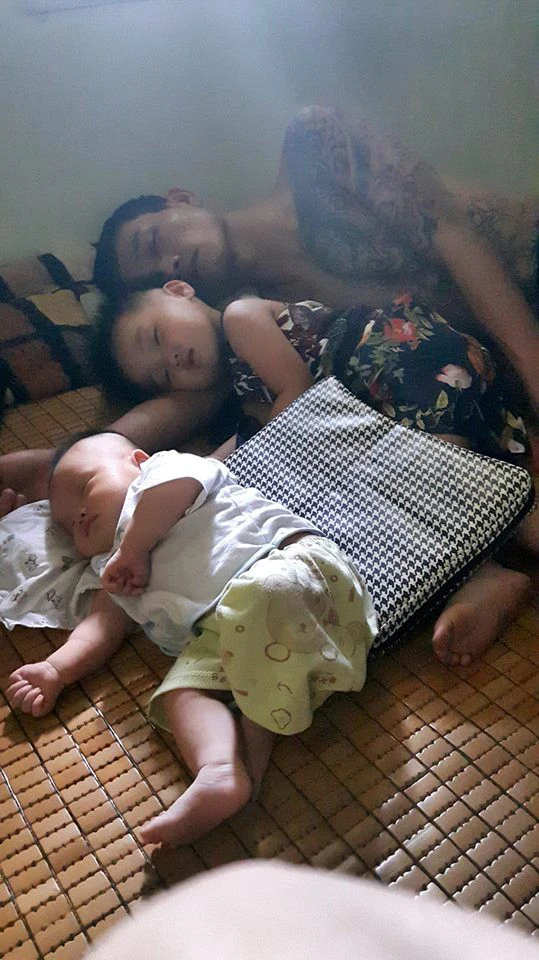 Nhiều mẹ bỉm còn lắc đầu ngán ngẩm: "Sao mình đẻ ra nó mà cái gì nó cũng học của bố nó?"