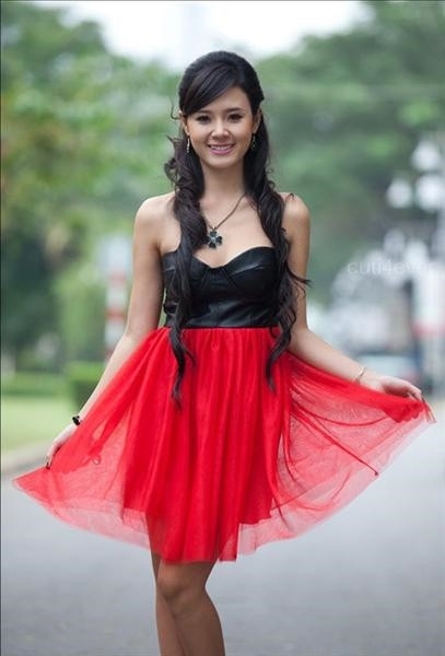 Năm 2017, Midu được biết đến khi giành ngôi vị quán quân trong cuộc thi Hot V-teen. Cô nàng gây ấn tượng với nhan sắc kẹo ngọt, răng khểnh, cười duyên.