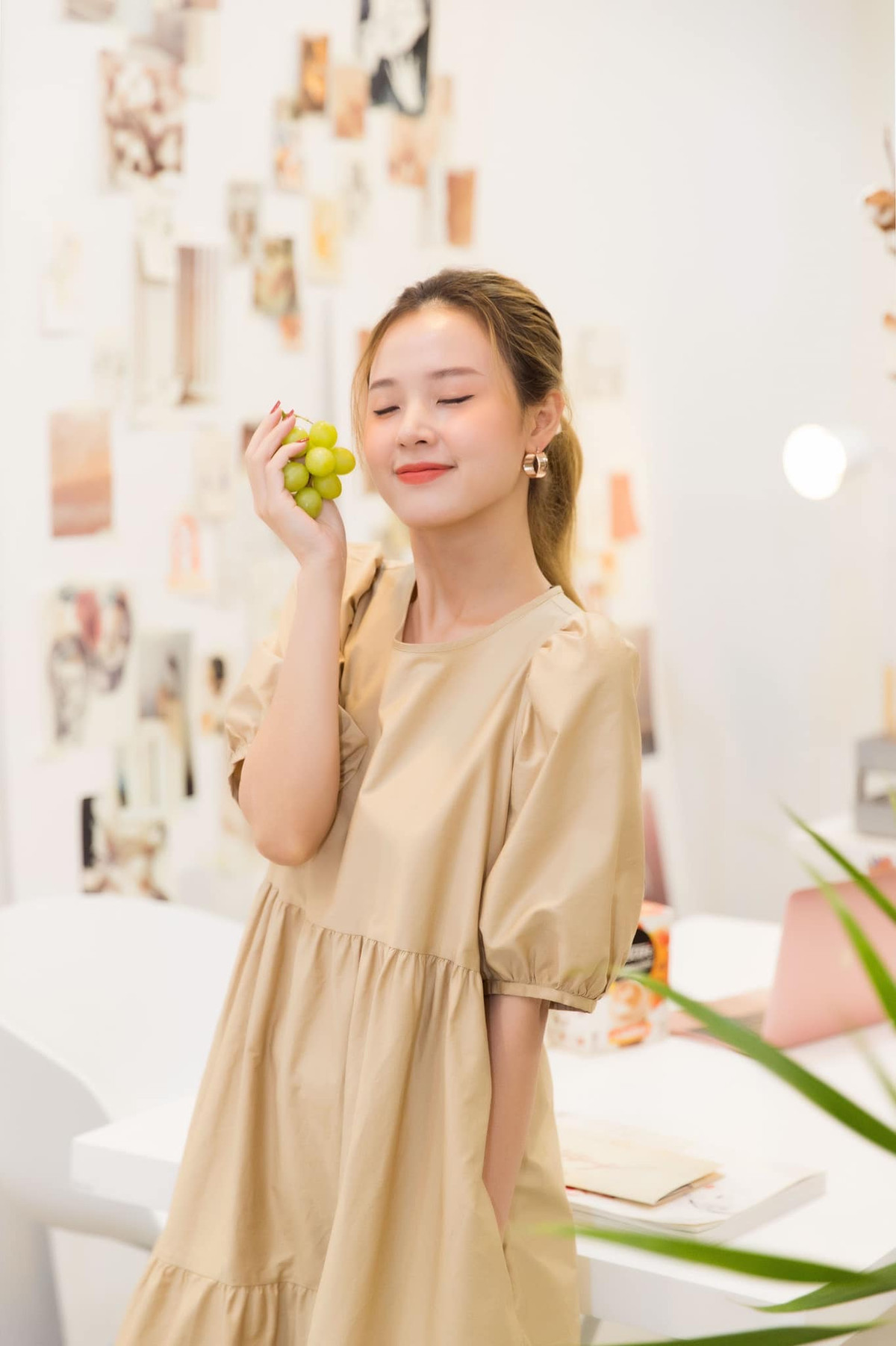 Tốt nghiệp ngành thiết kế thời trang, hiện đang kinh doanh nên phong cách ăn mặc của Midu được đánh giá cao. Dù chẳng hở hang nhưng hot girl luôn quyến rũ theo một cách riêng.