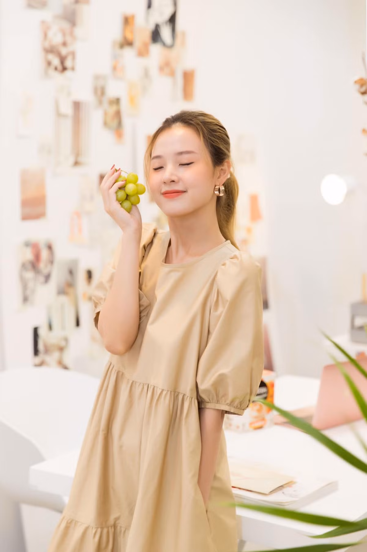 Tốt nghiệp ngành thiết kế thời trang, hiện đang kinh doanh nên phong cách ăn mặc của Midu được đánh giá cao. Dù chẳng hở hang nhưng hot girl luôn quyến rũ theo một cách riêng.