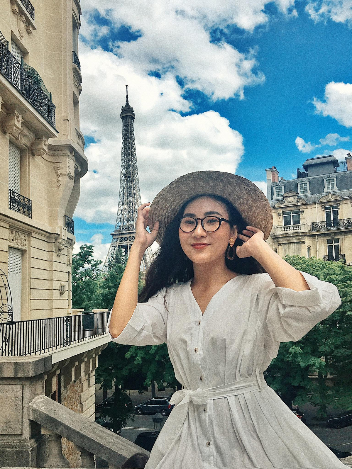 Cô nàng sinh năm 1997 này hoàn thành xong 1 bằng Đại học về sư phạm nghệ thuật, hiện tại chuẩn bị tốt nghiệp bằng đại học thứ 2 về sư phạm tiếng Anh.