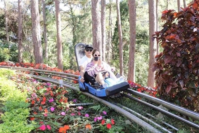 Mới đây, bức ảnh Huyền My và Quang Hải tình tứ tại Đà Lạt lộ ra khiến dân mạng bất ngờ. Rõ ràng, cặp đôi đã có thời gian hạnh phúc bên nhau nhưng lại chưa từng xác nhận.