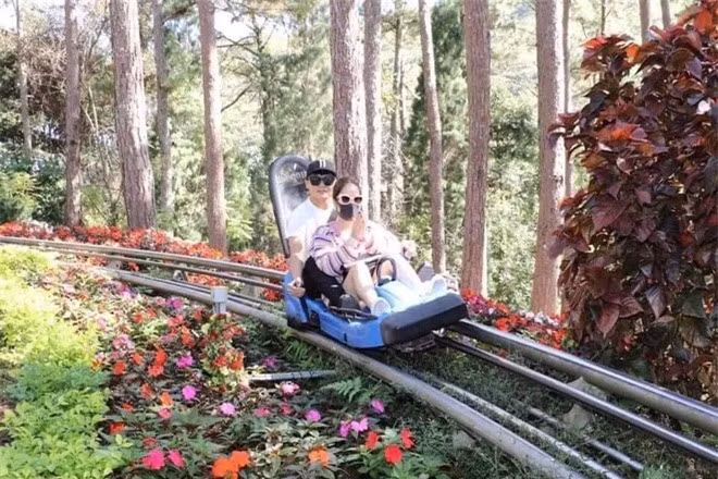 Mới đây, bức ảnh Huyền My và Quang Hải tình tứ tại Đà Lạt lộ ra khiến dân mạng bất ngờ. Rõ ràng, cặp đôi đã có thời gian hạnh phúc bên nhau nhưng lại chưa từng xác nhận.