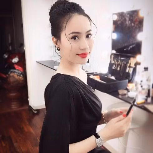 Thế nhưng mặc mọi lời đồn đoán, trong một bình luận qua lại với bạn bè, Thảo Mi cho biết cô và cầu thủ Quang Hải chỉ là bạn bè bình thường, không có chuyện yêu đương.