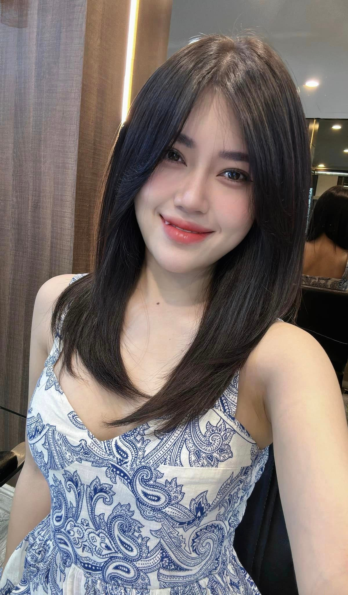 Thủy Tiên cũng được biết đến là game thủ Liên Minh Huyền Thoại kỳ cựu với 4 năm chinh chiến. Nữ streamer đã tự mình leo rank tới tận Bạch Kim và đang trên con đường chinh phục những thử thách cao hơn.