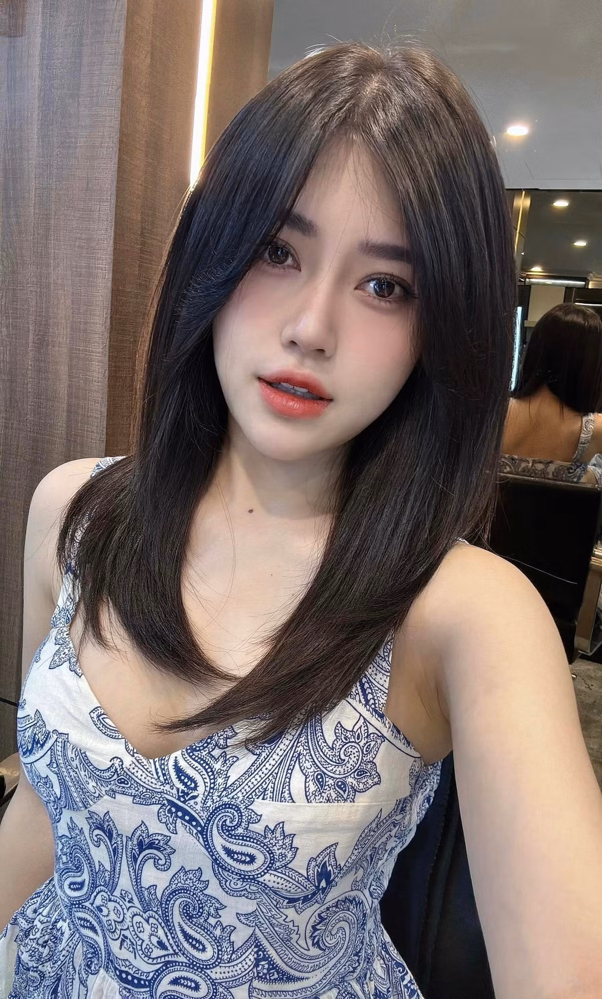 Da trắng môi hồng, nụ cười răng khểnh cực duyên là ấn tượng đầu tiên của tất cả mọi người về nữ streamer Thủy Tiên.