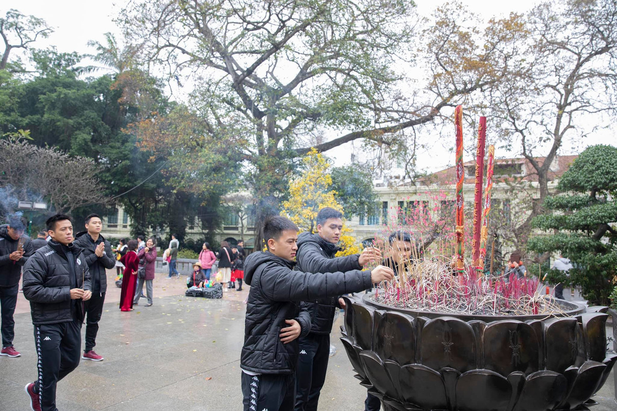 Bùi Hoàng Việt Nam, gương mặt mới của CLB Hà Nội mùa này cũng được đặt kỳ vọng lớn dù không thể hiện được gì xuất sắc tại U23 Châu Á 2020. Ở mùa giải trước, anh chàng khoác áo CLB Hồng Lĩnh Hà Tĩnh.