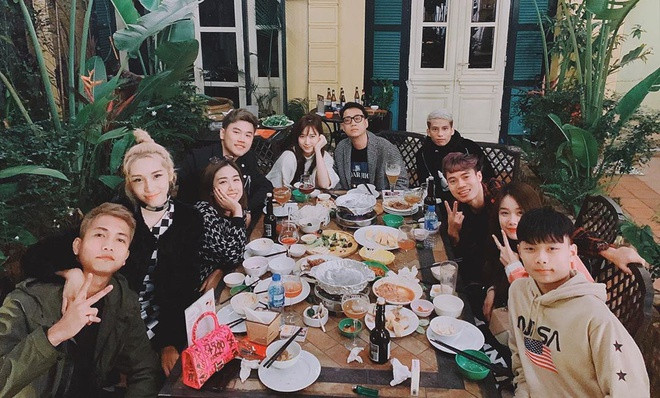 Văn Toản cùng bạn gái Trang Nhung đi ăn tân niên cùng hội bạn thân gồm vợ chồng Big Daddy - Emily, Trang Lou - Tùng Sơn,....