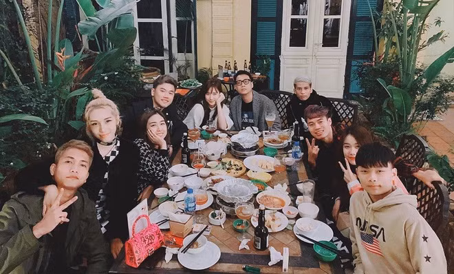 Văn Toản cùng bạn gái Trang Nhung đi ăn tân niên cùng hội bạn thân gồm vợ chồng Big Daddy - Emily, Trang Lou - Tùng Sơn,....