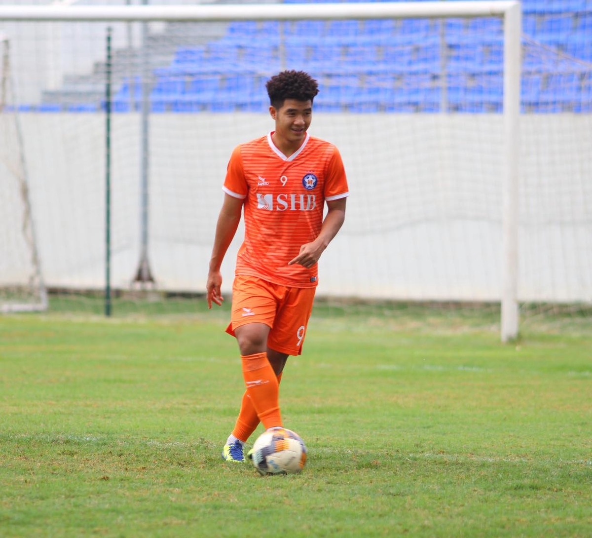 Hà Đức Chinh đăng tải bức ảnh luyện tập trên trang Facebook cá nhân cùng trạng thái: "Khai xuân 2020". Tiền đạo của U23 Việt Nam đã trở lại luyện tập từ mùng 4 Tết Âm lịch.