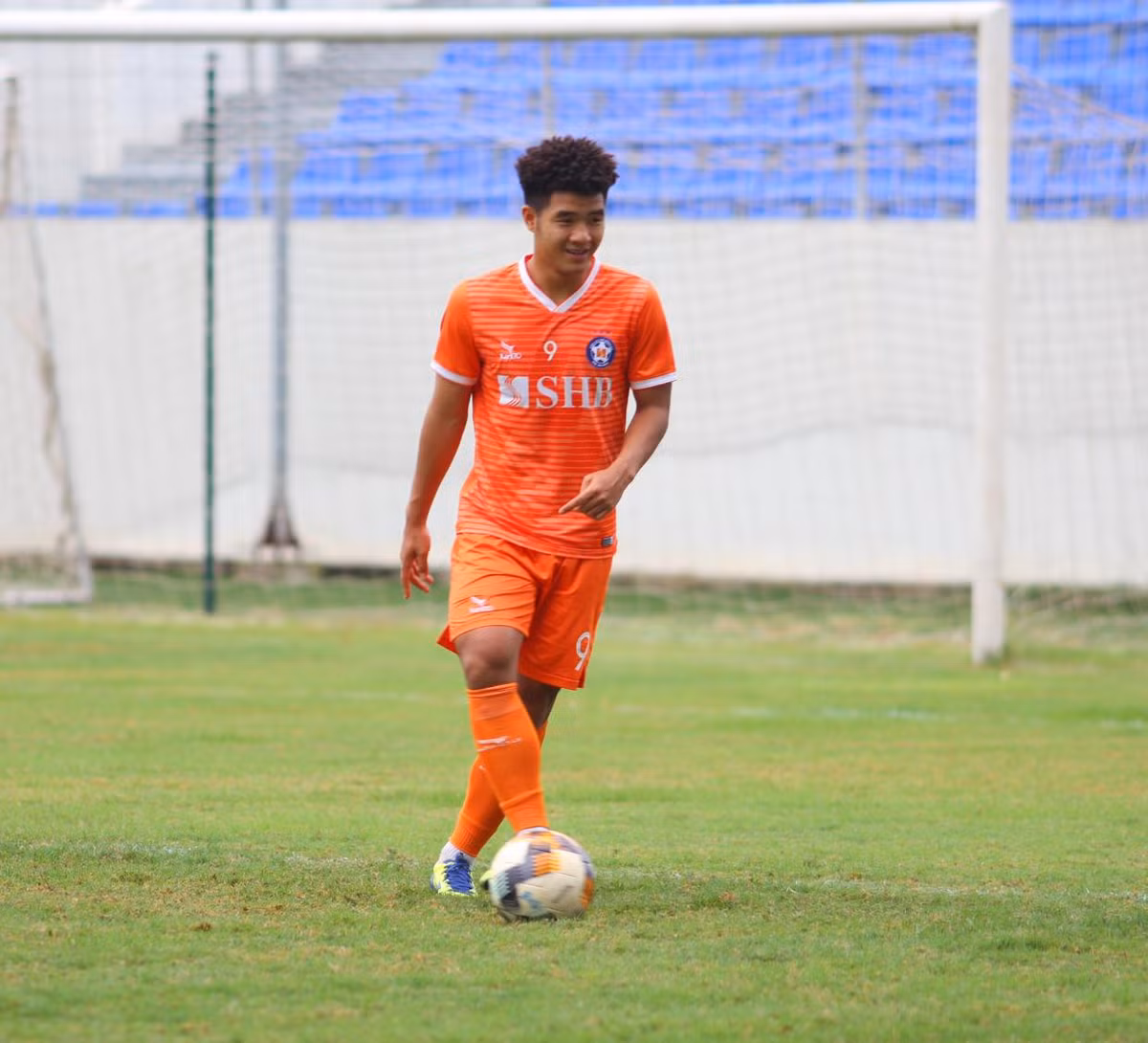 Hà Đức Chinh đăng tải bức ảnh luyện tập trên trang Facebook cá nhân cùng trạng thái: "Khai xuân 2020". Tiền đạo của U23 Việt Nam đã trở lại luyện tập từ mùng 4 Tết Âm lịch.