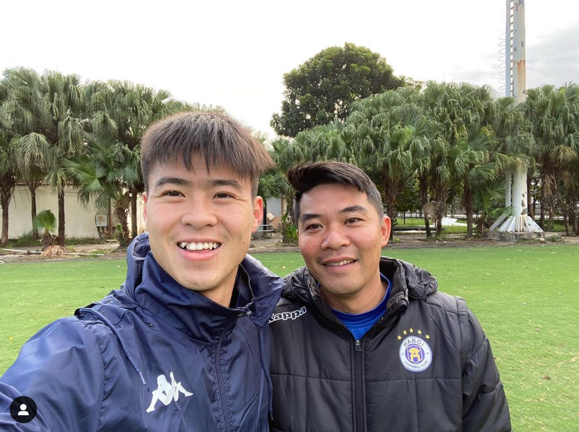 Duy Mạnh vui vẻ selfie với đồng đội trong ngày đầu luyện tập. Vào ngày 9/2 tới đây, anh sẽ tổ chức đám cưới với bạn gái Quỳnh Anh.