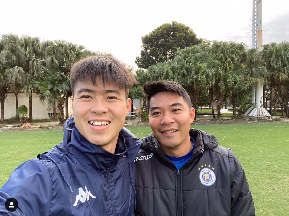 Duy Mạnh vui vẻ selfie với đồng đội trong ngày đầu luyện tập. Vào ngày 9/2 tới đây, anh sẽ tổ chức đám cưới với bạn gái Quỳnh Anh.