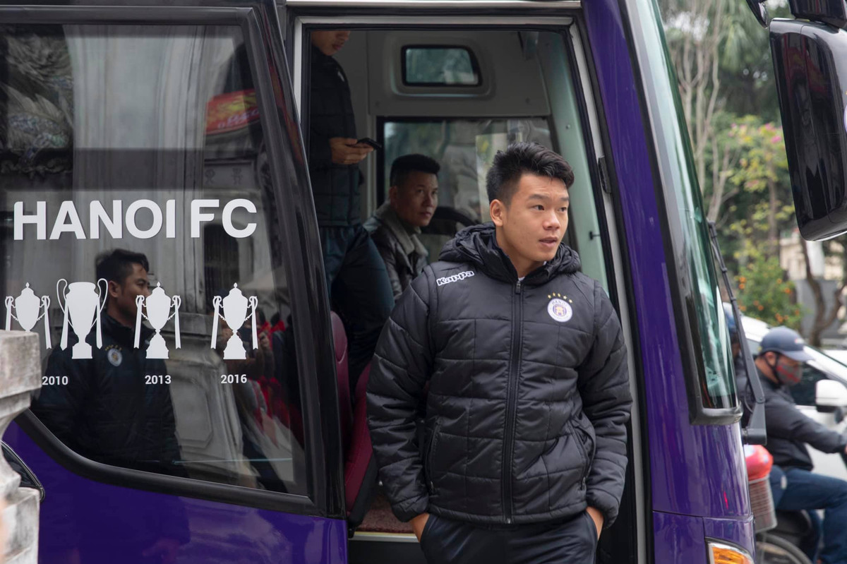 Trước đó vào ngày mùng 5 âm lịch (29/1 dương lịch) các cầu thủ CLB Hà Nội đã có mặt đầy đủ để cùng nhau dâng hương, bái Phật trước thềm mùa giải mới. Thành Chung sớm có mặt tại Hà Nội để gặp mặt các cầu thủ năm mới.