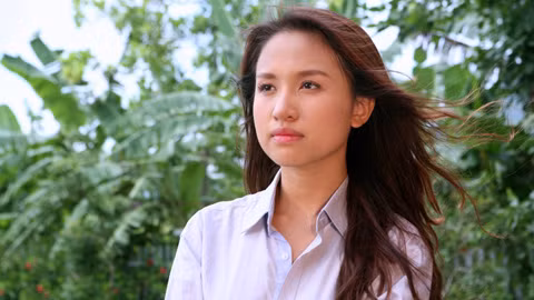  Thanh Vân Hugo tham gia bộ phim Nhật ký Vàng Anh 1 khi đang là sinh viên Học viện Ngoại giao. Cô vào vai Minh - người bạn thân thiết của Vàng Anh, một cô gái lạc quan, yêu đời, luôn nhìn cuộc sống bằng con mắt màu hồng. Sự hài hước, trẻ trung cùng chất giọng khàn, lạ của Vân Hugo đã tạo được dấu ấn riêng trong lòng công chúng.