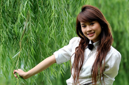 Nếu như trong Vàng Anh 1, Diễm Hằng vào vai cô em gái nhí nhảnh, đáng yêu, trong sáng của Vàng Anh thì tới phần 2, cô nàng lại biến hóa trở thành cô bạn thân của Vàng Anh. Gương mặt lúc nhẹ nhàng, dí dỏm, khi sắc sảo, lạnh lùng của Diễm Hằng đã nhanh chóng lọt vào mắt xanh của các nhà quay phim, quảng cáo.