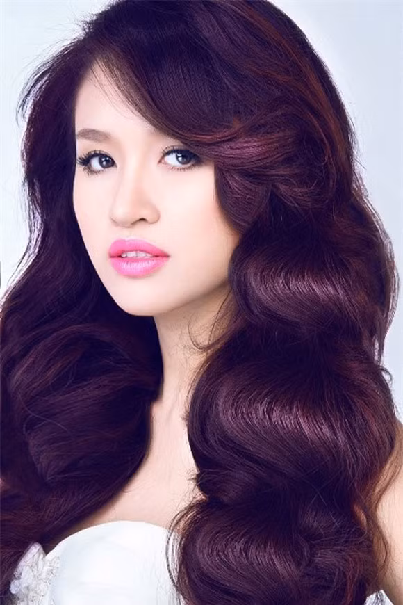 So với thời Nhật ký Vàng Anh, Vân Hugo đã trưởng thành hơn rất nhiều về cả ngoại hình lẫn tính cách. Cô hiện là MC, diễn viên được nhiều đạo diễn miền Bắc yêu thích và quản lý một trường mầm non. 