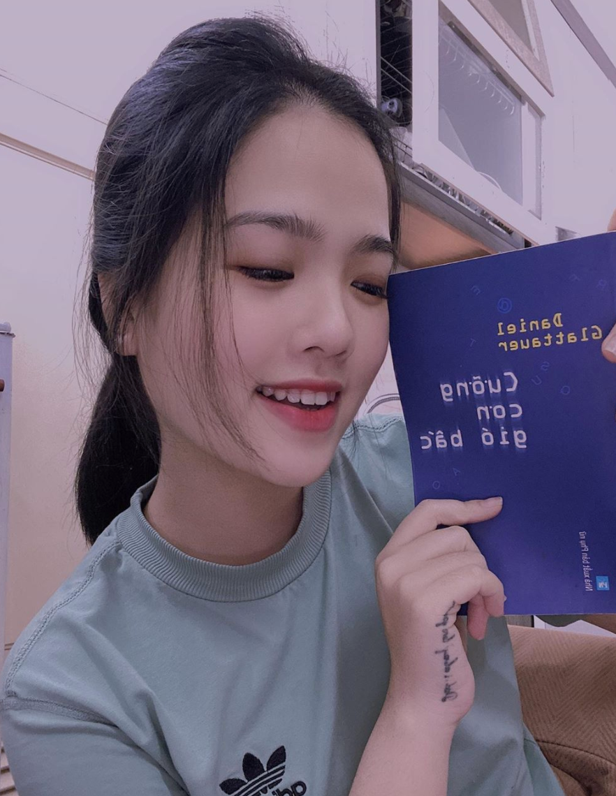 Cô nàng cho biết cách học tiếng Anh nhanh và dễ nhất đó chính là xem phim có phụ đề và ghi lại từ mới vào sổ tay. Thế nhưng, Huyền My lại viết sai từ "Vietsub" thành "Vietsup".