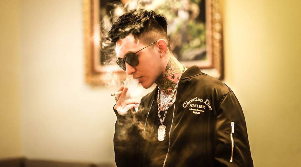 Năm 2013, nhân vật Hoàng Tử Gió bất ngờ được nổi tiếng và được CĐM biết đến với biệt danh "phục vụ bàn đẹp trai" khi đang làm quản lý tại một quán bar ở Hà Nội. Đặc biệt hơn cả, sự đối lập giữa khuôn mặt thư sinh với những hình xăm cá tính trên người chính là điểm nổi bật thu hút sự quan tâm của mọi người.