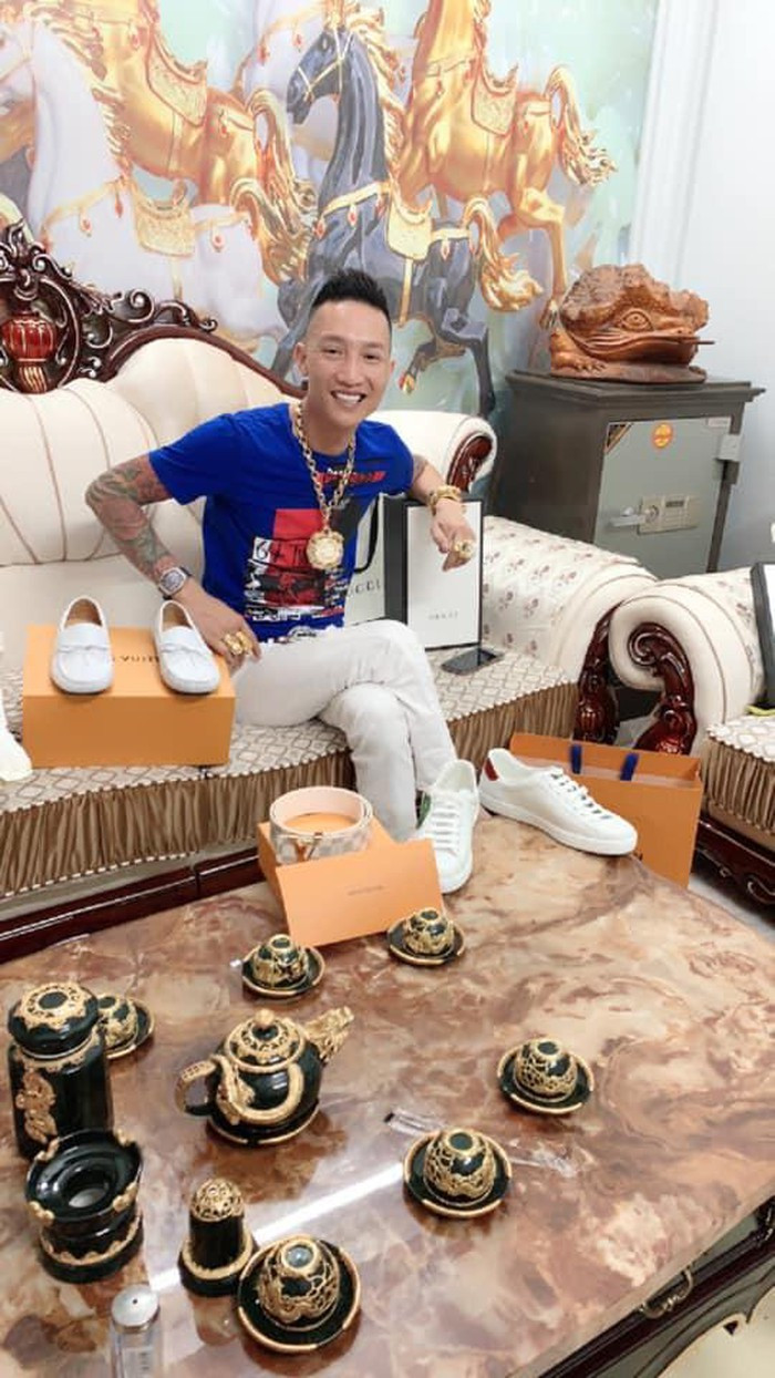 Bên cạnh đó, Huấn thường xuyên lên mạng tuyên bố tặng các fan thẻ cào điện thoại, thậm chí tặng xe 4 bánh. Có những lần nhân vật này còn đích thân đi làm từ thiện, quay clip phát tán trên mạng.