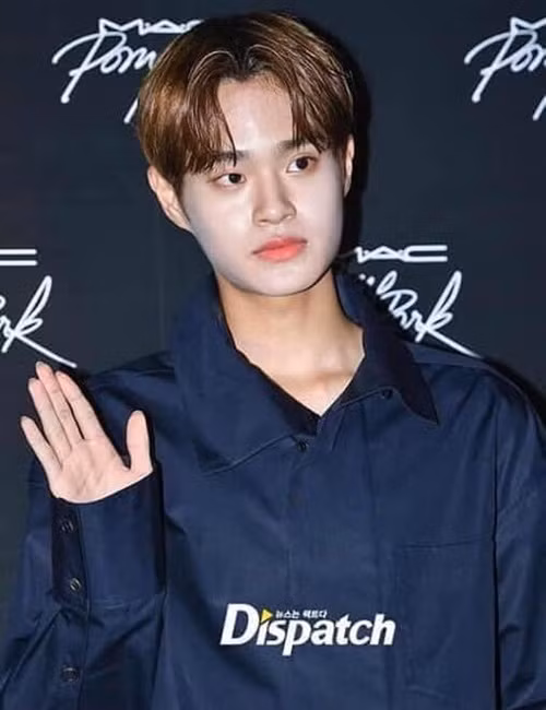 Daehwi (AB6IX) cũng không tránh được tình huống trang điểm quá tay. Lỗi trang điểm khiến nam thần tượng có bức hình chụp tại sự kiện với gương mặt trắng bệch, kém tự nhiên.