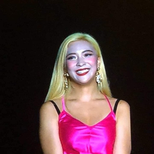 Hình ảnh trang điểm mặt trắng bệch của cựu thành viên nhóm f(x) - Luna – mới đây bị "đào" lại. Cô từng trở thành đề tài bàn tán sau khi xuất hiện trên sân khấu với gương mặt trắng toát, phấn má và son đậm.