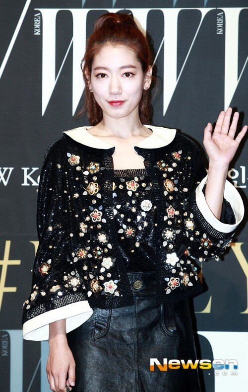 Park Shin Hye như hóa ma cà rồng với khuôn mặt trắng bệch khi đến dự sự kiện.