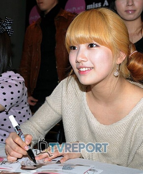 “Tình đầu quốc dân” Suzy làm fan thất vọng với gương mặt trang điểm không đều màu.