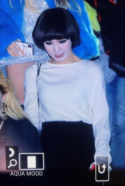 Wendy (Red Velvet) khiến nhiều người hâm mộ bất ngờ khi xuất hiện với gương mặt trắng phớ, mắt kẻ đen xì cùng má hồng nhẹ nhàng.