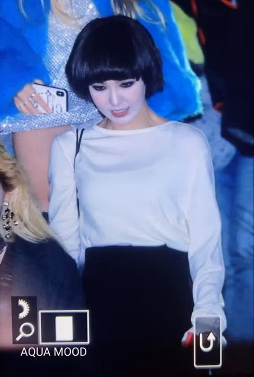 Wendy (Red Velvet) khiến nhiều người hâm mộ bất ngờ khi xuất hiện với gương mặt trắng phớ, mắt kẻ đen xì cùng má hồng nhẹ nhàng.