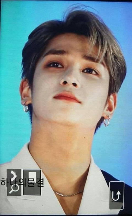 Cựu thành viên X1- Hangyul bị "dìm hàng" bởi lỗi đánh phấn quá trắng.