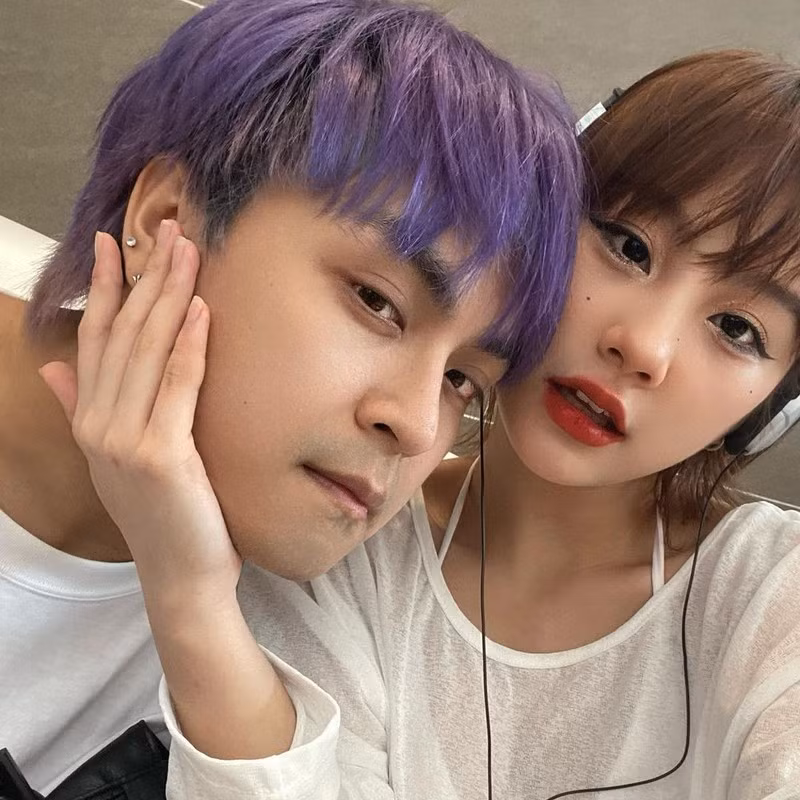 Khoảng 1 năm trước, “hot girl người Tày” công khai bạn trai và chia sẻ việc mình là người chủ động “cưa cẩm”. Cô nàng cũng cho hay, nửa kia của mình là tuýp người hiểu biết, giỏi giang, có thể hỗ trợ cô trong công việc cũng như cuộc sống.