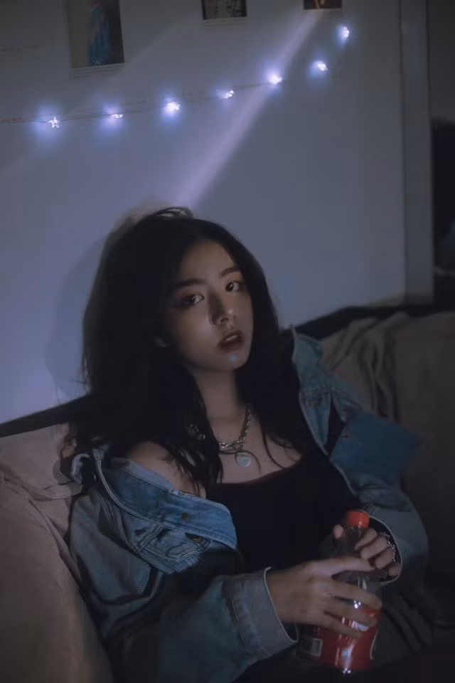 Mặc dù chỉ là cô sinh viên năm nhất, thế nhưng Hằng Phan tự lo được cho cuộc sống của mình nhờ những hợp đồng quảng cáo, làm mẫu ảnh tự do.