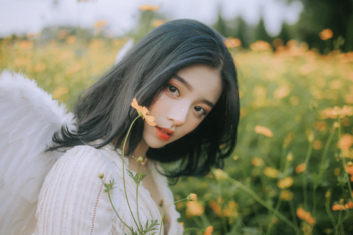 Nhờ độc lập kinh tế, không những Hằng Phan tự lo được cho mình, cô còn đỡ đần được gia đình và thỉnh thoảng mua quà gửi về cho bố mẹ. Mời quý độc giả đón xem thêm video Hái ra tiền nhờ danh xưng hot girl - Nguồn: KÊNH VTC1