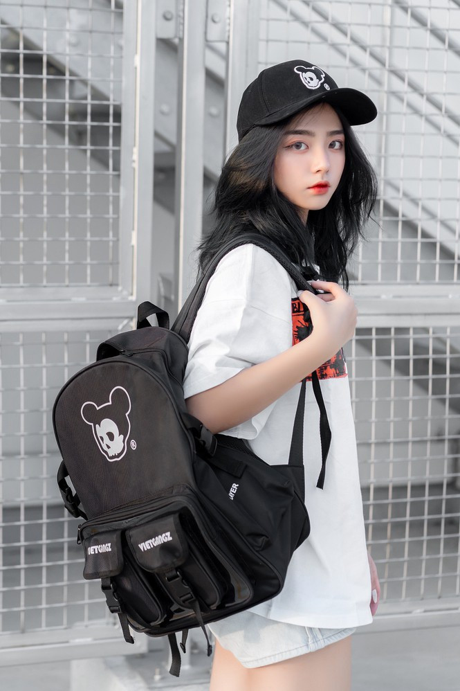 Hot girl ĐH Kinh tế quốc dân cho biết cô biết cách chăm sóc da và hạn chế ra ngoài trời nắng để cải thiện làn da. Bên cạnh đó, Hằng cũng học hỏi nhiều cách trang điểm để bản thân trở nên xinh đẹp hơn.