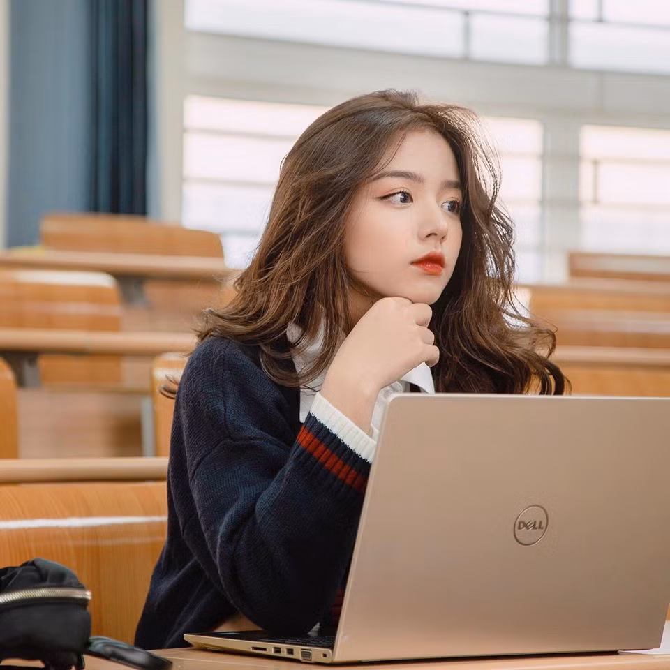 Phan Hằng còn được biết đến nhờ thành tích học tập đáng nể của mình như 12 năm đạt danh hiệu học sinh giỏi tại phổ thông, giành giải nhất môn lịch sử và giải ba môn văn trong kỳ thi học sinh giỏi cấp thành phố khi còn học cấp 2.