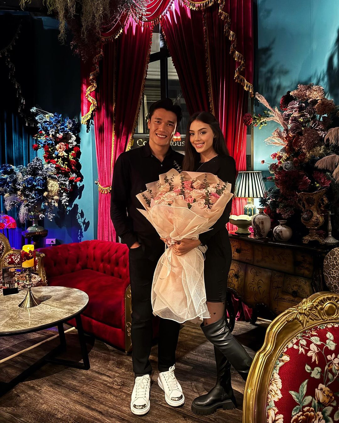 Chuyện tình của thủ môn Bùi Tiến Dũng và người mẫu Dianka Zakhidova luôn nhận được sự quan tâm của người hâm mộ. Sau gần 2 năm kết hôn, cả hai có cuộc sống viên mãn bên con trai vừa tròn 1 tuổi.