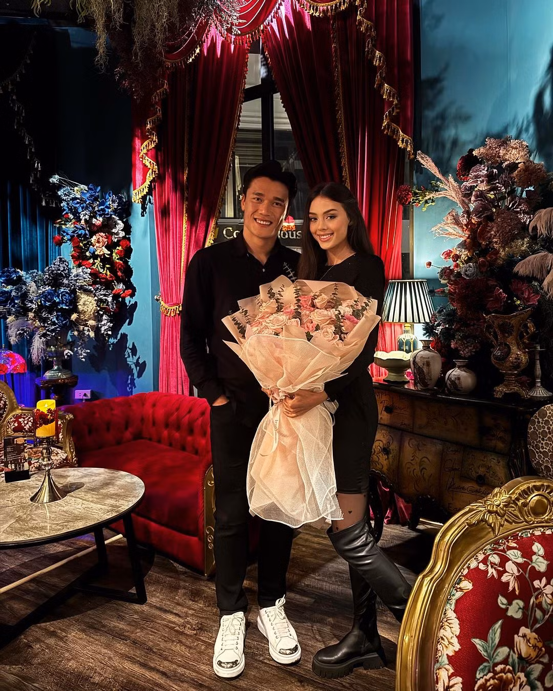 Chuyện tình của thủ môn Bùi Tiến Dũng và người mẫu Dianka Zakhidova luôn nhận được sự quan tâm của người hâm mộ. Sau gần 2 năm kết hôn, cả hai có cuộc sống viên mãn bên con trai vừa tròn 1 tuổi.