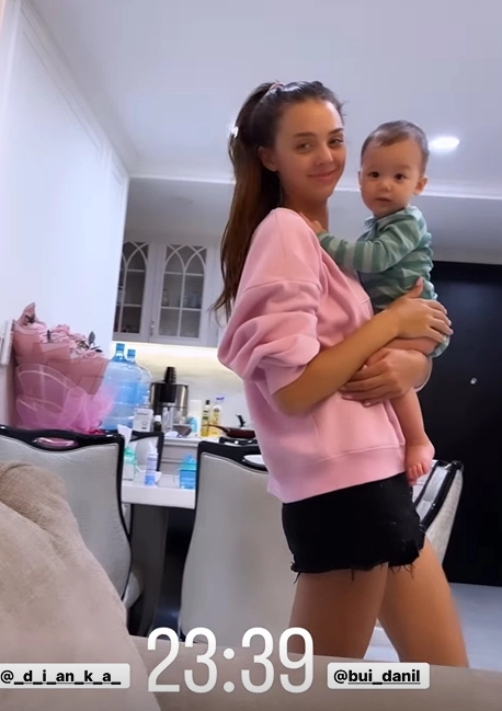 Vợ Bùi Tiến Dũng từng thừa nhận cô ưa sống gọn gàng nên thường xuyên dọn dẹp nhà cửa. Nàng dâu ngoại quốc cũng rất chu đáo nấu ăn, chăm sóc con để chồng yên tâm thi đấu.