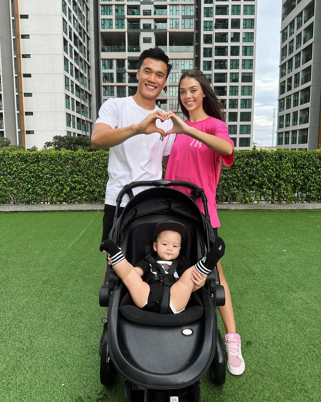 Cặp đôi có em bé hơn 1 tuổi rất kháu khỉnh, đáng yêu.