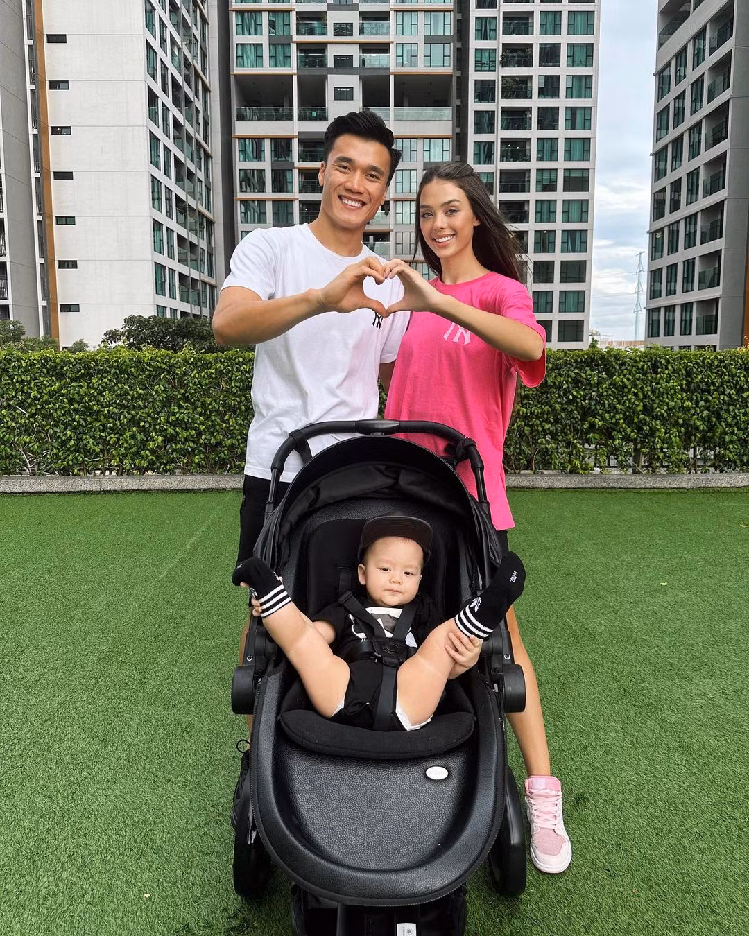 Cặp đôi có em bé hơn 1 tuổi rất kháu khỉnh, đáng yêu.