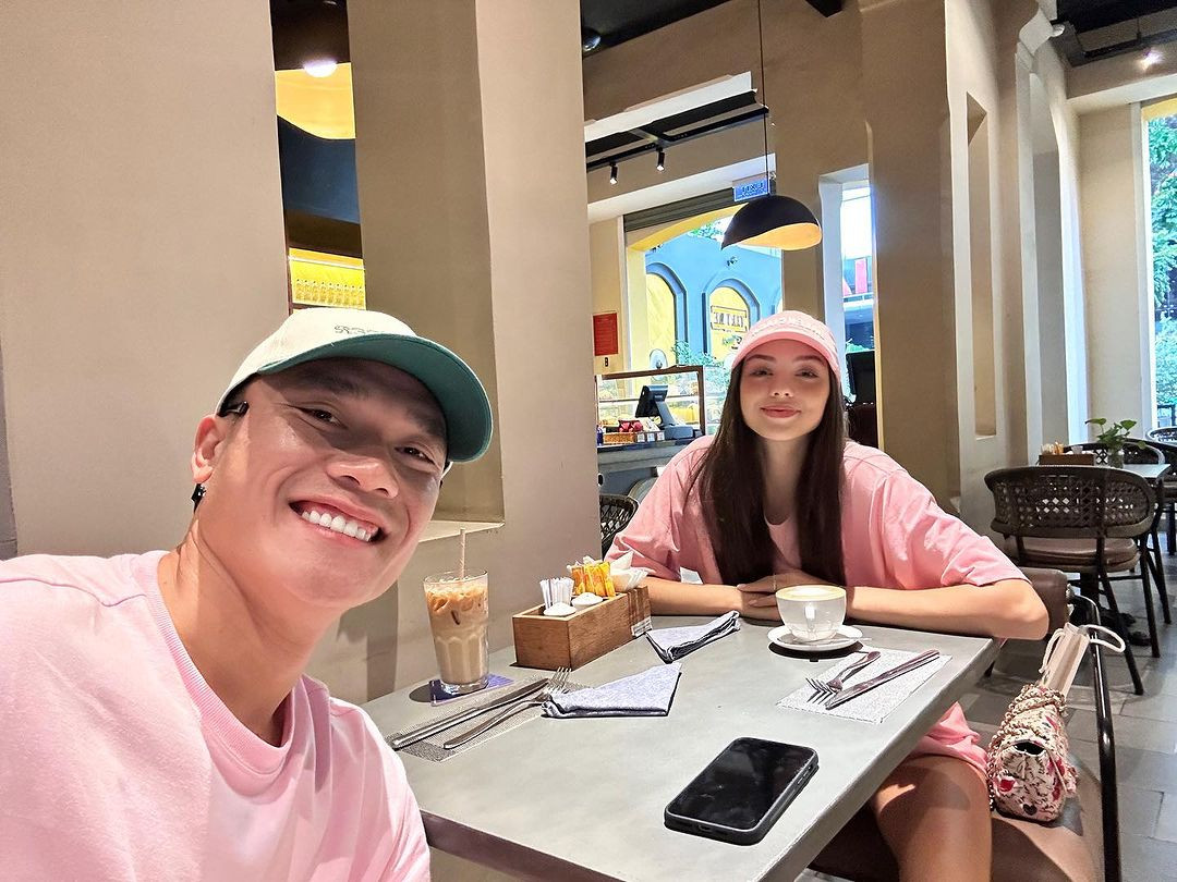 Cặp đôi cũng hay diện đồ đôi, bên nhau "như hình với bóng" trong cuộc sống cũng như trong các sự kiện.