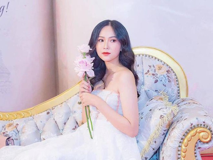 Nhiều hình ảnh về Phương Quỳnh được dân mạng quan tâm, chia sẻ. Trong đó, một số khoảnh khắc ngày trước được 10X đăng tải trên trang cá nhân cho thấy cô có màn "dậy thì thành công".