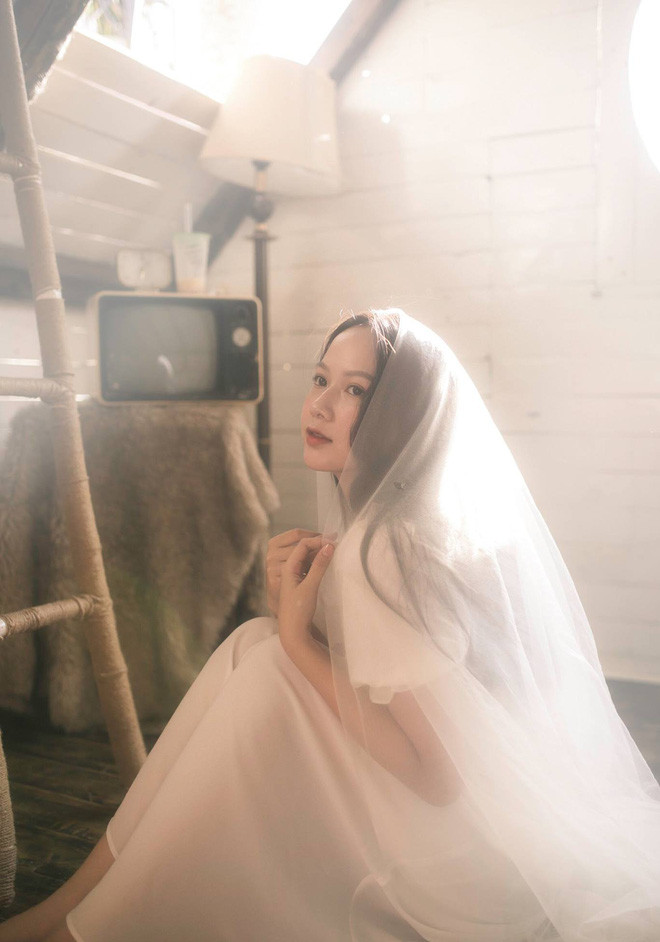 Phương Quỳnh hiện là sinh viên ngành Kinh doanh Quốc tế, ĐH Tài Chính - Marketing, TP.HCM. Cô gái 20 tuổi sở hữu chiều cao 1,72 m, số đo 3 vòng 82-62-93.