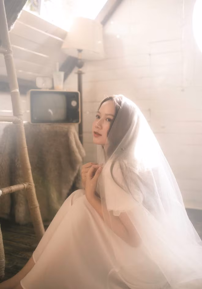 Phương Quỳnh hiện là sinh viên ngành Kinh doanh Quốc tế, ĐH Tài Chính - Marketing, TP.HCM. Cô gái 20 tuổi sở hữu chiều cao 1,72 m, số đo 3 vòng 82-62-93.