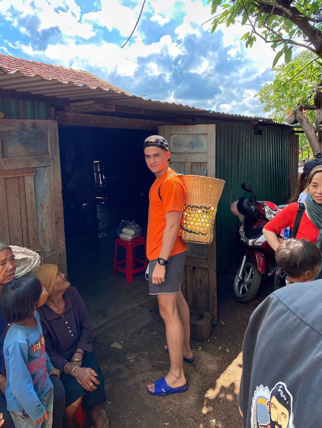 Hiện tại, anh chàng đang dạy các khóa giao tiếp và phát âm tiếng Anh cho cho người lớn và sinh viên tại TP HCM.